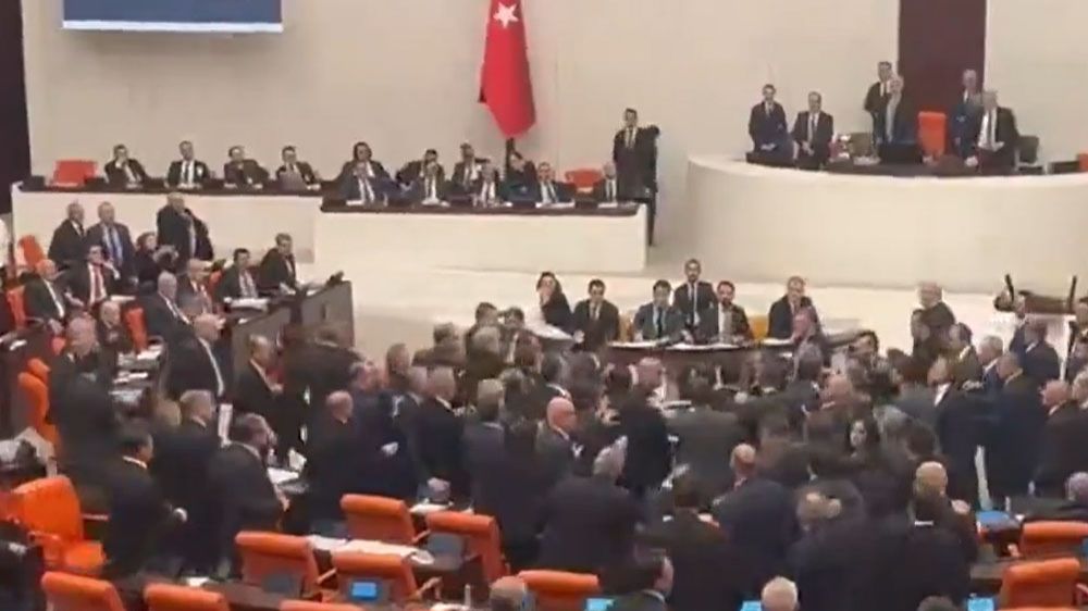 В Турции депутаты подрались во время обсуждения бюджета смотреть онлайн