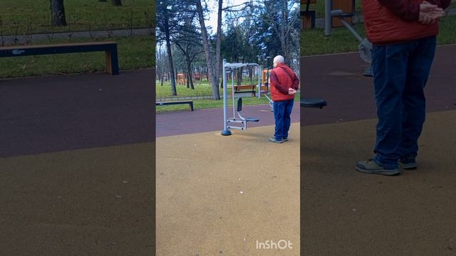 Пенсионеры гуляют по парку Танкистов, около своей новой квартиры