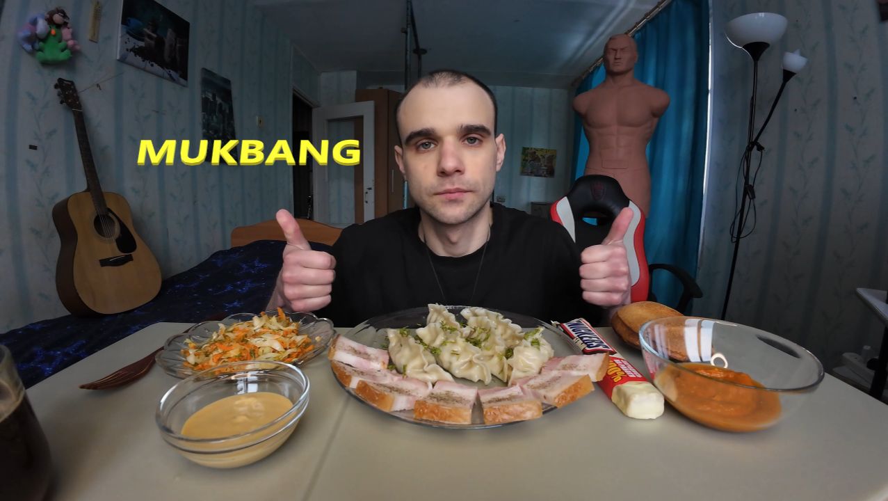 МУКБАНГ ДАМПЛИНГИ С КУРИЦЕЙ / МЯСО ГРУДИНКА / САЛАТ / ИКРА / БАТОНЧИК SNICKERS / ЕДА / АСМР смотреть онлайн