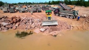 300 самосвалов Ждут разгрузки камней, В то время как другие бульдозеры сломались, и Бульдозер нужен