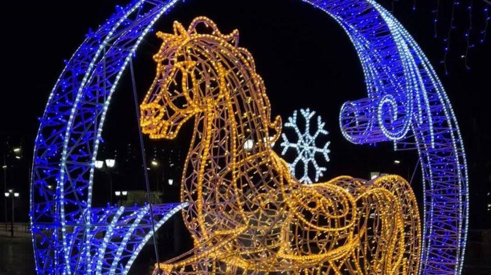 Красная огненная лошадь "поселилась" в главном новогоднем парке столицы Хакасии смотреть онлайн