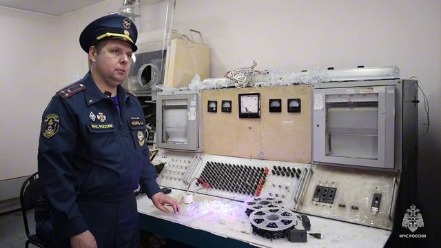 Сотрудники МЧС России наглядно показали опасность новогодних гирлянд