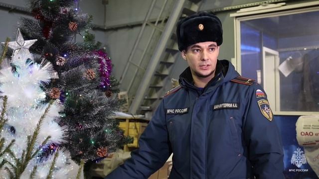 Сотрудники МЧС России наглядно показали опасность новогодних гирлянд