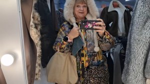 Поехали в город по важным делам.Примеряю капор...купить или???