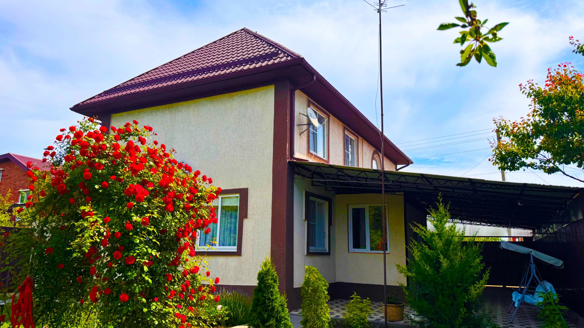 Просторный дом для большой семьи с гаражом и навесом смотреть онлайн