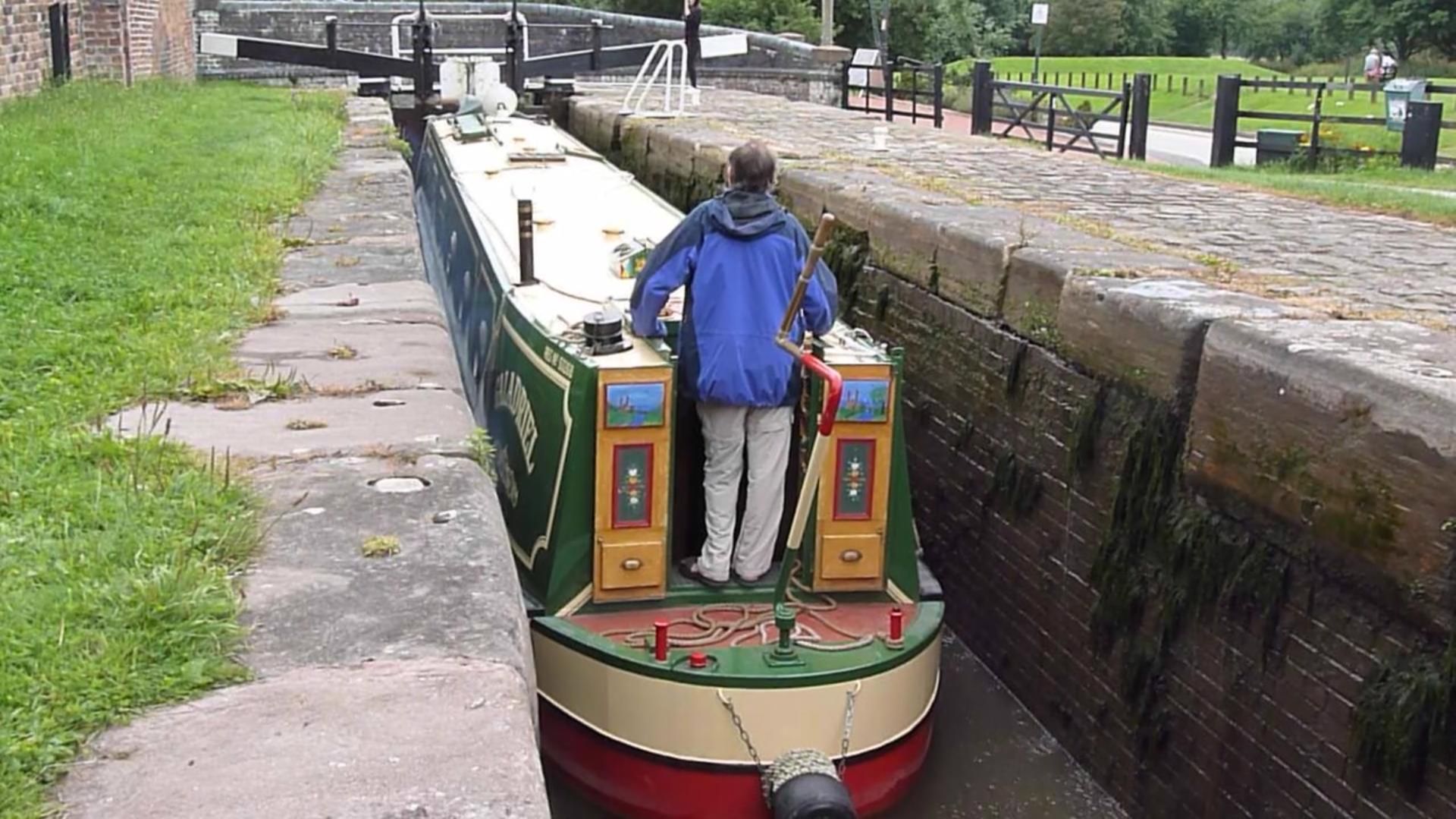 Прохождение шлюза в Англии. смотреть онлайн