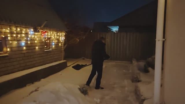 ВАДИМ ВЫШЕЛ ПОЧИСТИТЬ СНЕГ// СИДИМ СПОРИМ смотреть онлайн