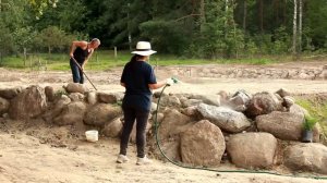 Стены из огромных валунов! Восстанавливаем заброшенный дом и собираем урожай на опушке леса