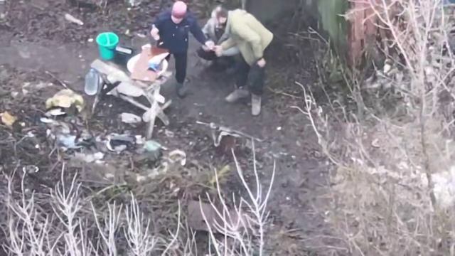 новое направление атаки. украинец поёт гимн России