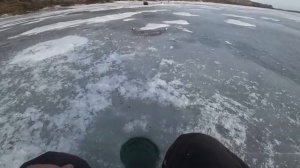 КОГДА С ДЕВУШКОЙ НА РЫБАЛКЕ ВСЕГДА КЛЮЕТ Певый лед на Оби Безмотылки от ESOX В ДЕЛE