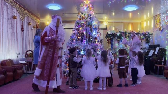 Песня "Маленькая ёлочка" Группа №12 "Цветики-семицветики" смотреть онлайн