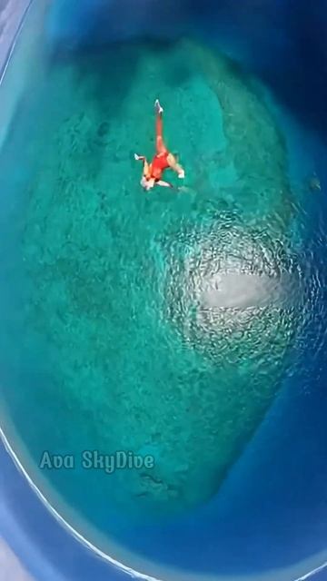 Парашютистка искупалась смотреть онлайн