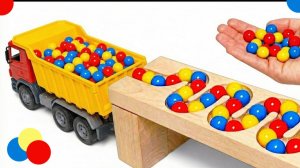 Мультики для детей. Яркая залипательная Машинка и Разноцветные шарики на трассе. Мультики малышам