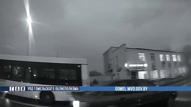 Служебный эпизод: сотрудники милиции помогли заглохшему водителю в Петрикове смотреть онлайн