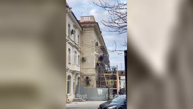 В Севастополе убрали леса со здания №4 на улице Большой Морской смотреть онлайн