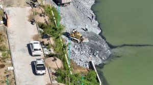 Грузовик с камнями упал в воду, и его не спасают с помощью экскаватора CAT.