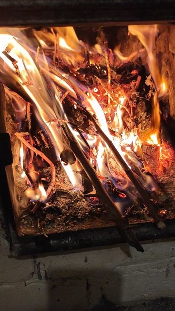 Хворост горит в печке смотреть онлайн