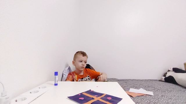 Я сделала подарок из  цветной бумаги