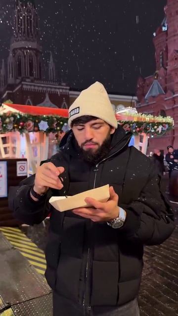 Арман Царукян наслаждается русскими блинами на Красной площади ☃️🥞 смотреть онлайн