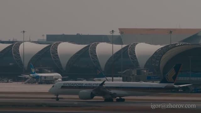 Эйрбас А350 Сингапурских Авиалиний на рулении перед вылетом из аэропорта Суварнабхуми.