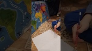 Саша рисует континенты мира