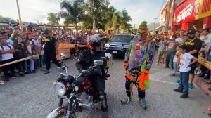 Каркоча Прогресо, Хутиапа, Гватемала, Вторая часть финала. Комедия уличного искусства