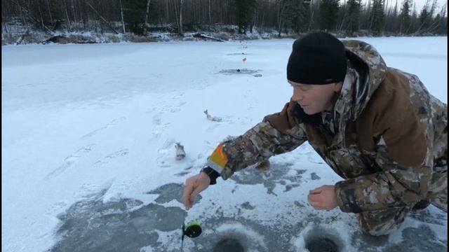 ОКУНЬ по ПЕРВОМУ Льду..Зимняя рыбалка (4) смотреть онлайн
