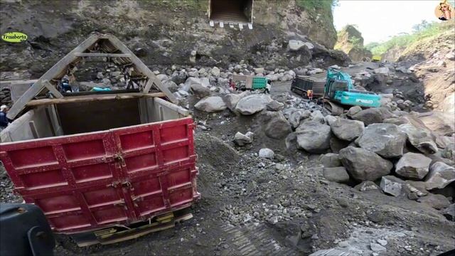 Строительство, экскаватор копает песок смотреть онлайн