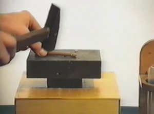 Физика. Опыты. Хрупкость резины