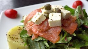 Салат с копченым лососем. Рецепт внутри.
