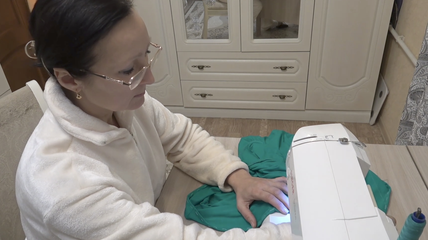 Декабрь 2025 года. Шторки стираем. Перешиваю платье за 150 рублей. )) Салатик свекольный с орехами. смотреть онлайн