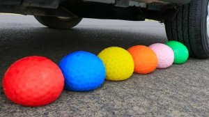 Машина давит предметы колесом! Эксперименты с колесом! Давим сок в шарах! Залипалка ASMR