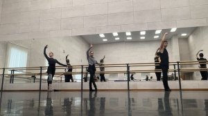 23-12-2025 УПРАЖНЕНИЯ У ПАЛКИ С ПОКАЗОМ КОМБИНАЦИЙ