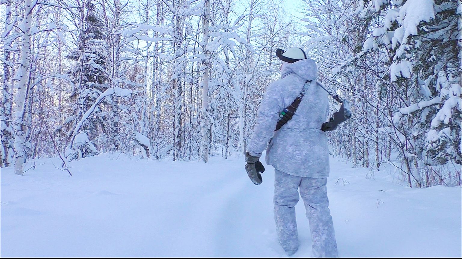 НЕЛЕПАЯ СИТУАЦИЯ НА ОХОТЕ / МОРОЗЫ КРЕПЧАЮТ НА СЕВЕРЕ / ОХОТА С ПЯТИЗАРЯДКОЙ НА БОРОВУЮ ДИЧЬ.