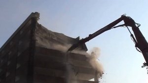 Профессиональный демонтаж здания экскаватором с длинной стрелой