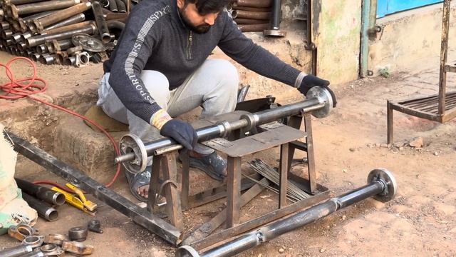 Процесс изготовления оси для мото-рикши в небольшой мастерской. смотреть онлайн