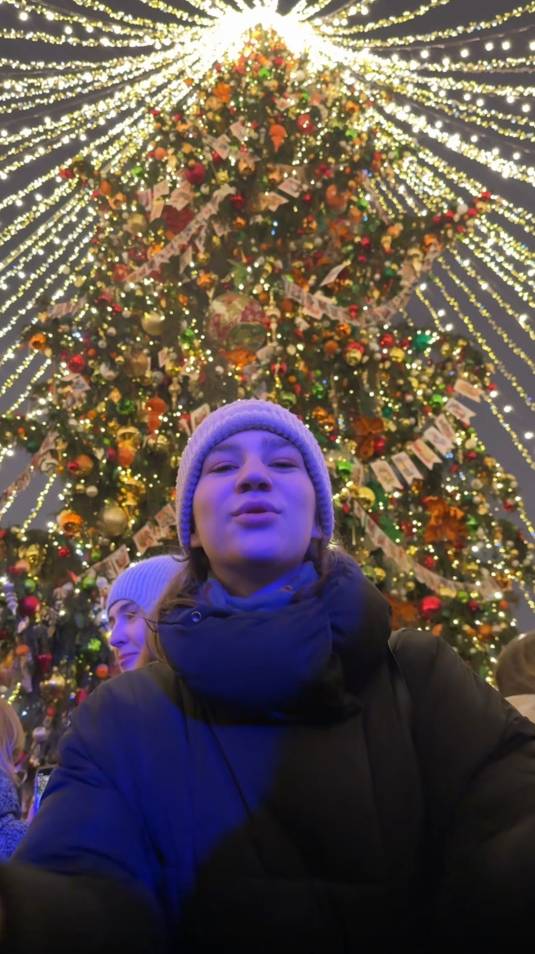 Не ожидала увидеть такое в центре Москвы на Новый год 😱🎄 #shorts смотреть онлайн