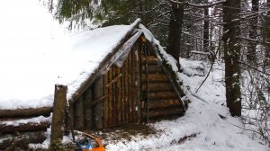 Строю ЗЕМЛЯНКУ в ТАЙГЕ возле ручья! Часть 4. Закрыл стену и обустраиваю внутри! №151