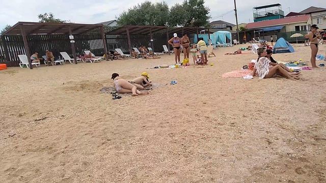 Возвращаемся с пацанами с прогулки по пляжам Азовского моря в станице Голубицкая