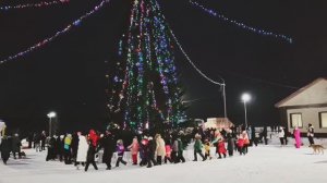 Дети СЕВЕРА мороза не боятся,танцуют и поют.