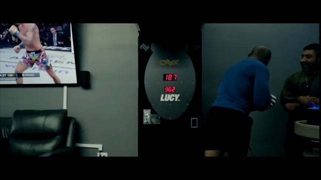 Тренер Джастина Гейджи небрежно бьёт и выбивает больше баллов на тренажёре, чем Джастин и Камару ... смотреть онлайн