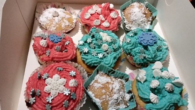 Капкейки.😄И правда гости нагрянули,кошка вчера не зря зазывала,вылизывалась целый день😄 смотреть онлайн