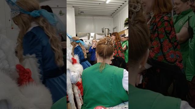 дед мороз в макси.mp4 смотреть онлайн