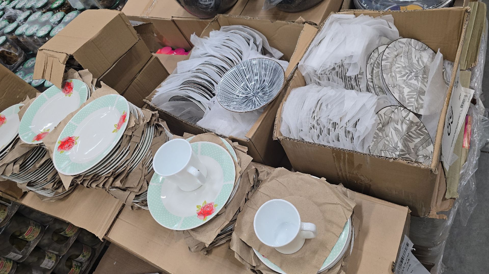 Вот где всегда выгодно закупаться! Немудрено, что каждый день тут толпы покупателей.Магазин низких смотреть онлайн