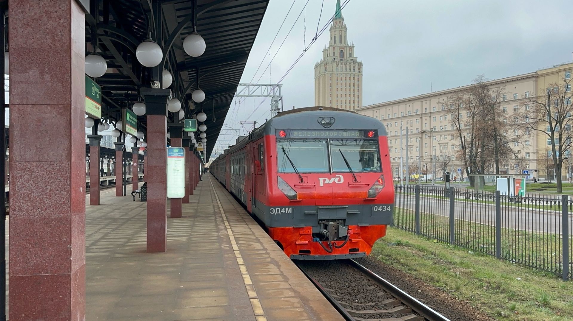 Бывший РЭКС! Электропоезд ЭД4М-0434 на пл.Площадь Трёх Вокзалов, ноябрь 2025 года смотреть онлайн