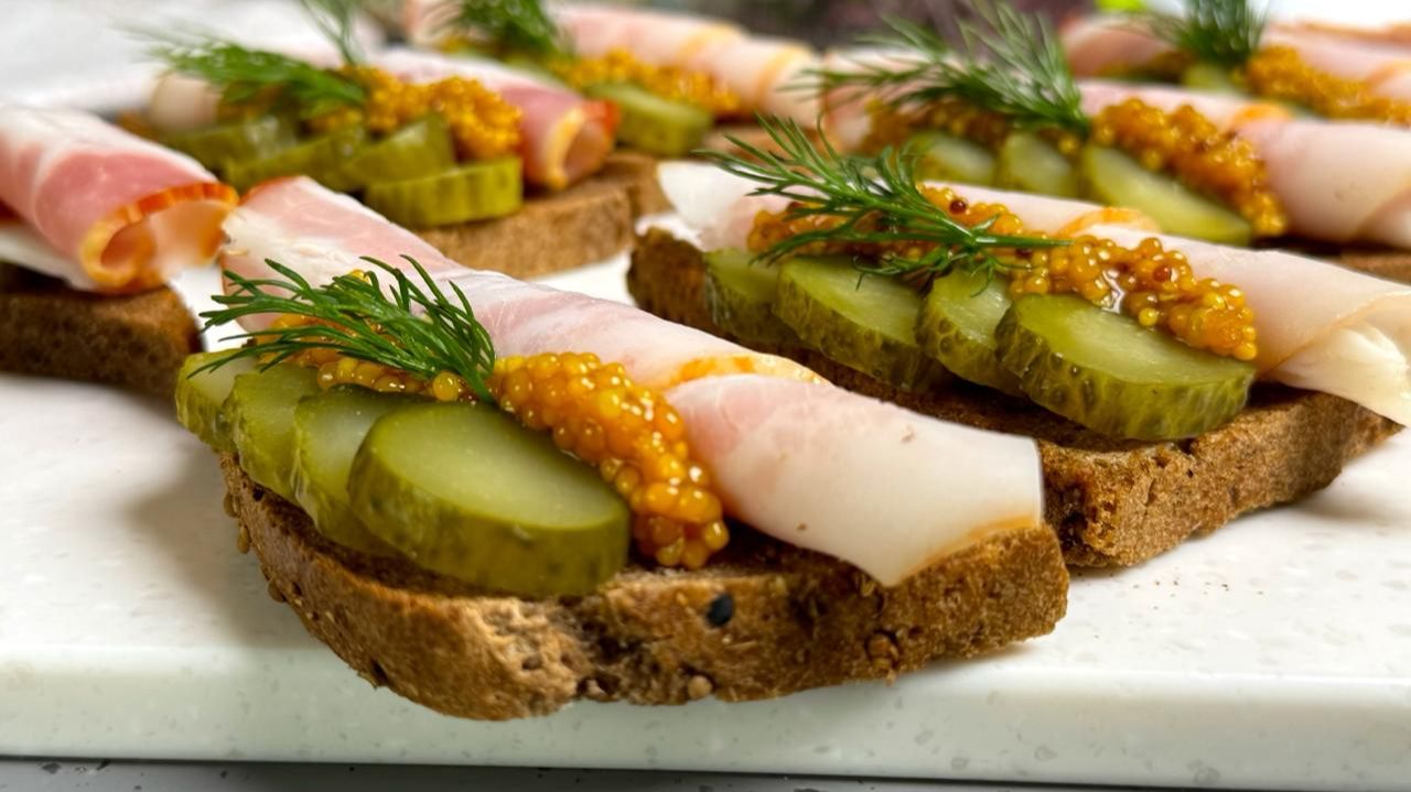 Бутерброды "Выручайка" , из того, что есть! 5 минут и готовы, идеальны на закуску! ВКУСНО и БЫСТРО! смотреть онлайн