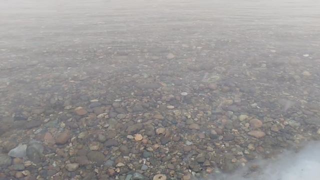 а река течет