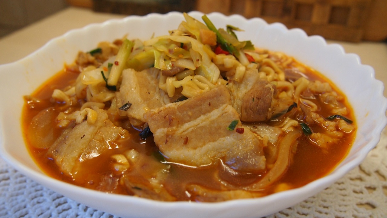 50 оттенков рамёна: выпуск #18 Пульмат чампон рамён (불맛짬뽕라면) - острый мясной рамён!