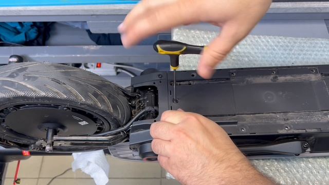 Ninebot E3 замена задней покрышки (на моторе), шиномонтаж. смотреть онлайн