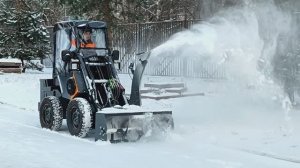 Погрузчик Волгодонец чистит снег